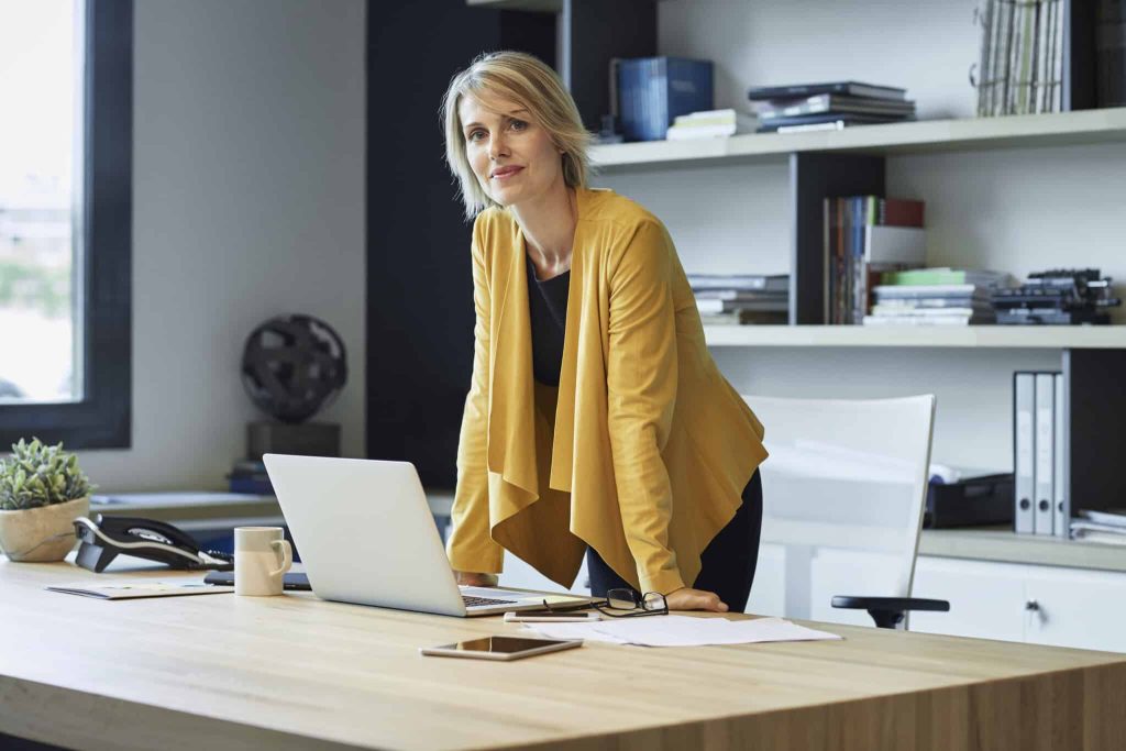 Femme au bureau