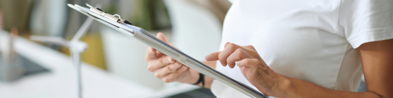 expert étudie les impacts environnementaux sur l'entreprise